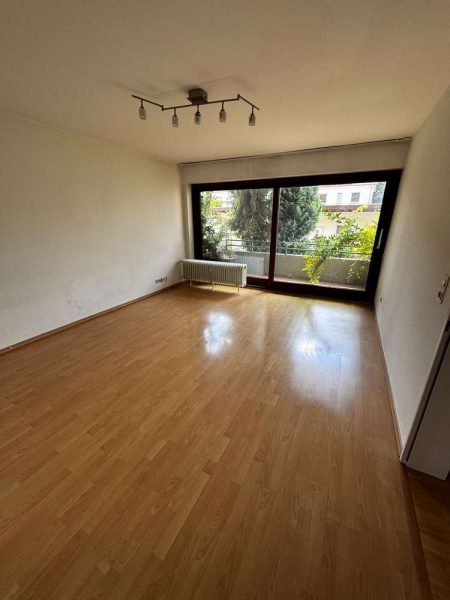 Schöne 2-Zimmer-Wohnung mit Küche, Bad und Balkon