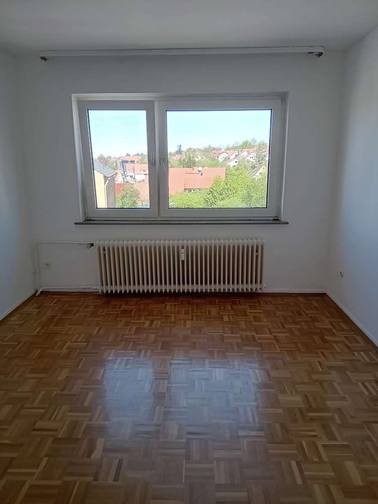 Helle 3-Zi-Wohnung mit Balkon in der Weimarer Str. – 65 m², 1. OG