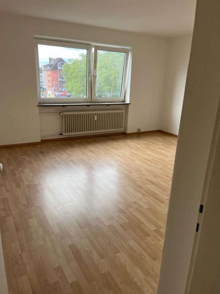 Zentrale 3-Zimmer-Wohnung mit Küche, Bad und Balkon